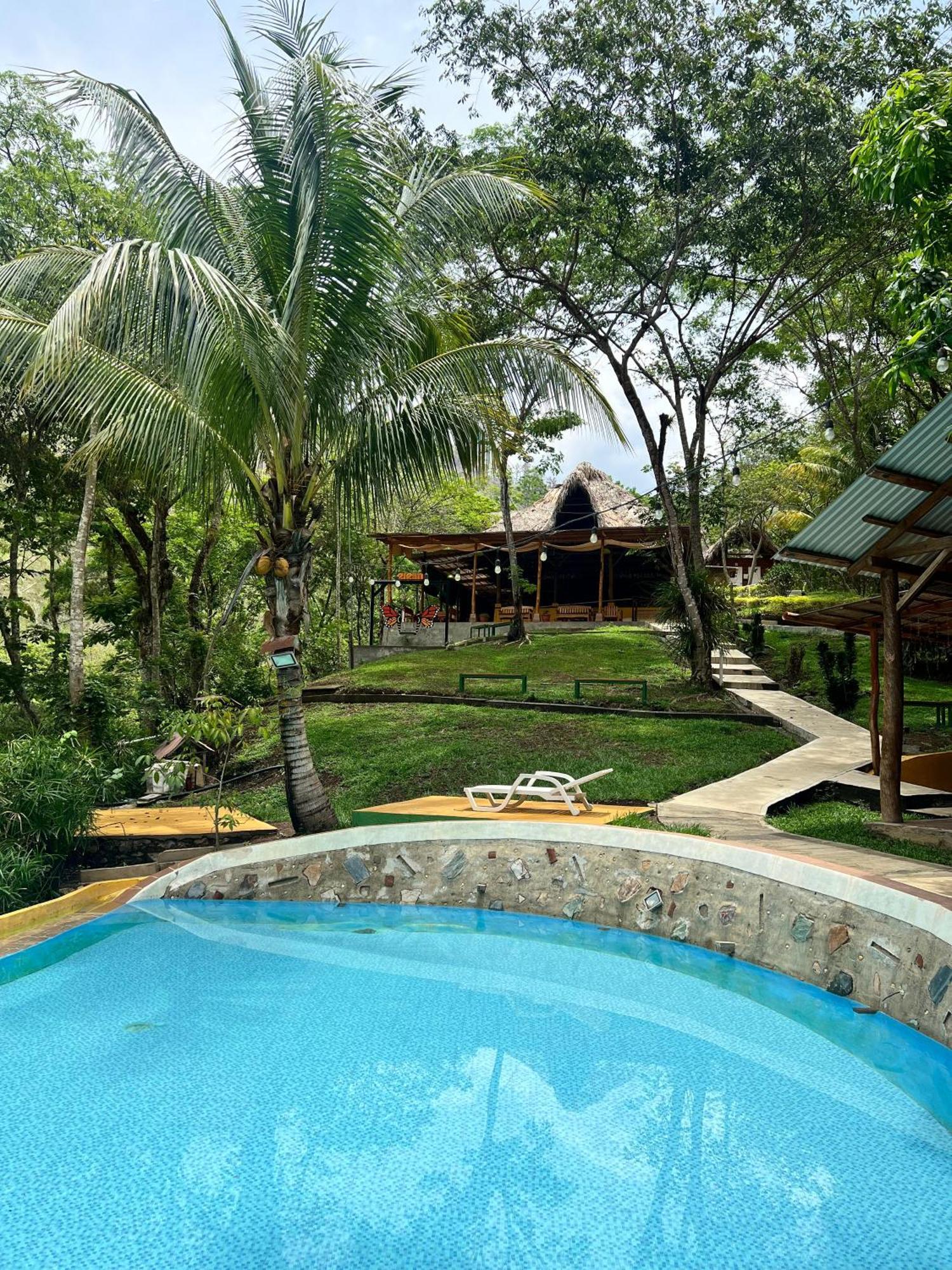 Oasis The Traveler Hostel Lanquin Bagian luar foto