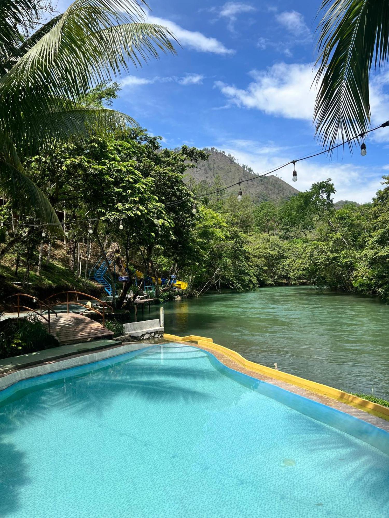 Oasis The Traveler Hostel Lanquin Bagian luar foto