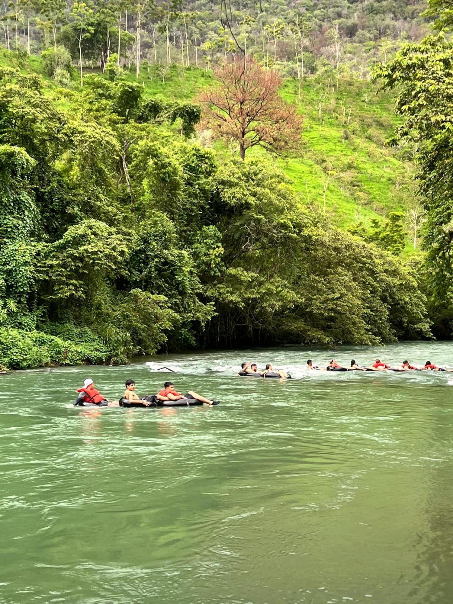 Oasis The Traveler Hostel Lanquin Bagian luar foto