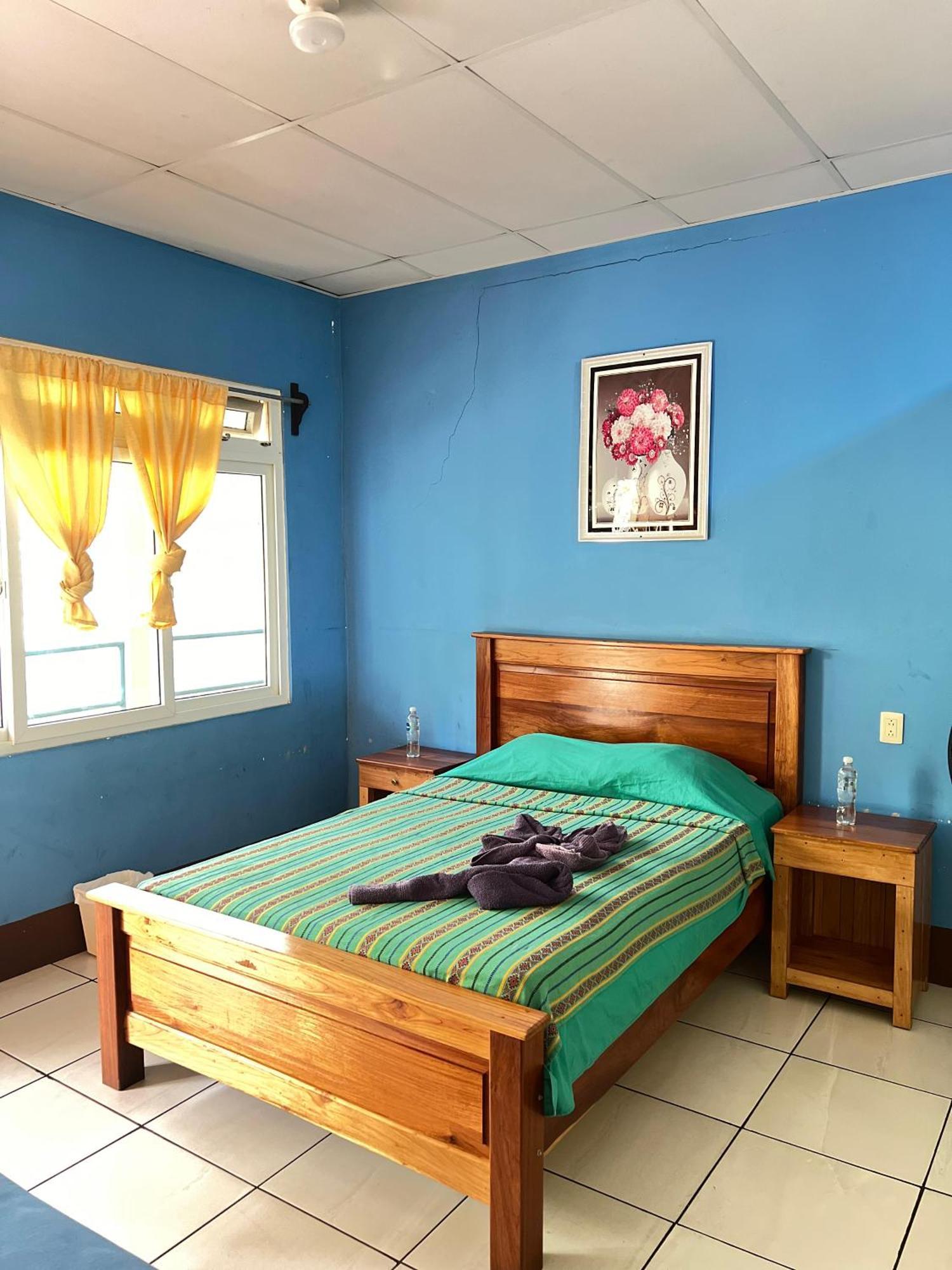 Oasis The Traveler Hostel Lanquin Bagian luar foto