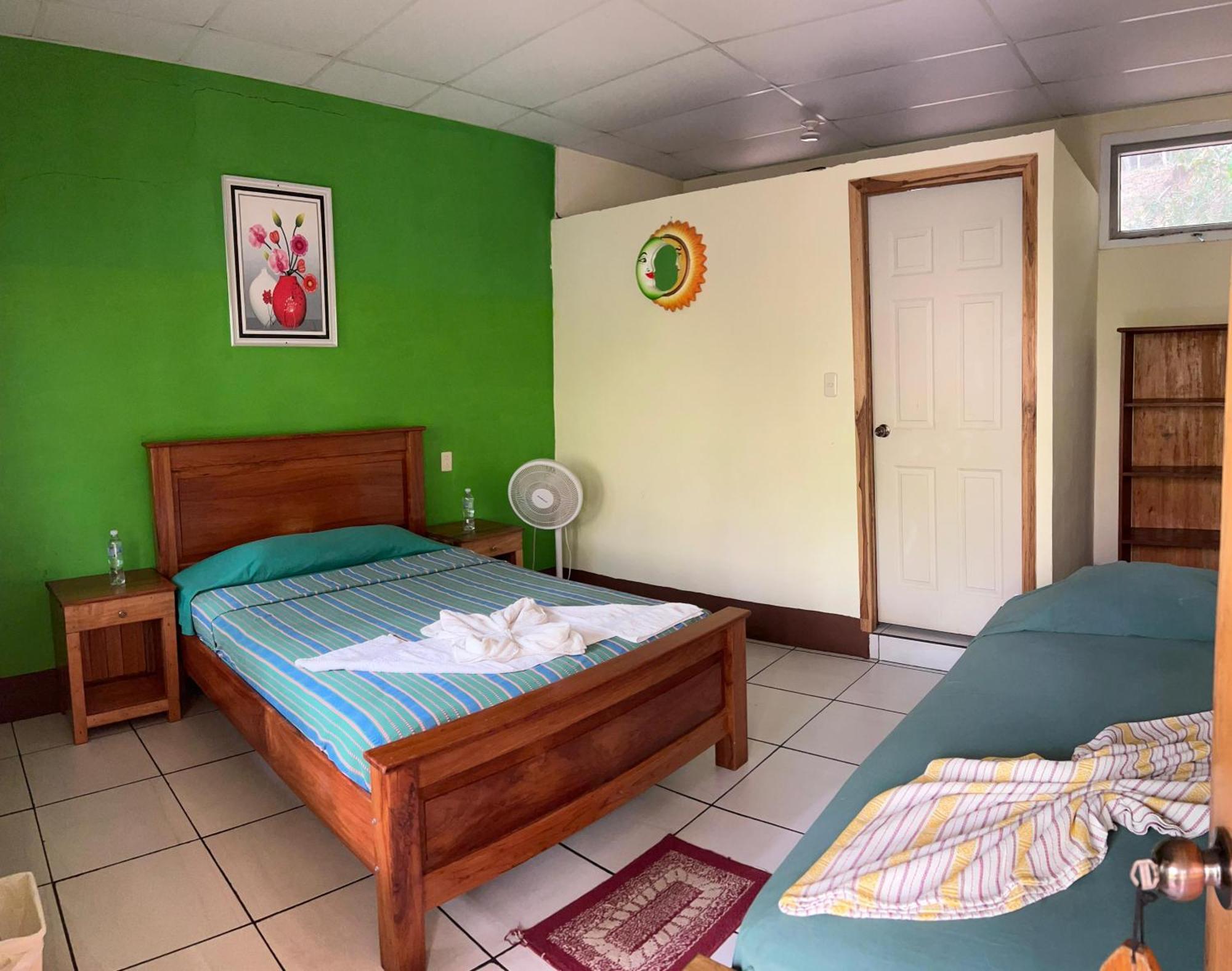 Oasis The Traveler Hostel Lanquin Bagian luar foto