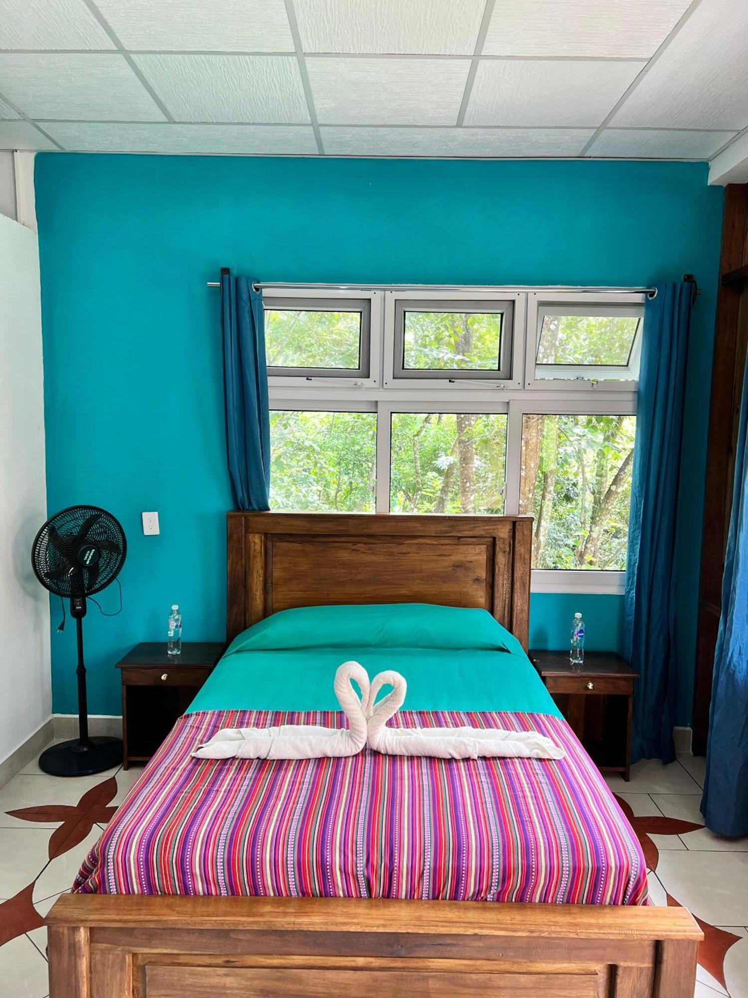 Oasis The Traveler Hostel Lanquin Bagian luar foto
