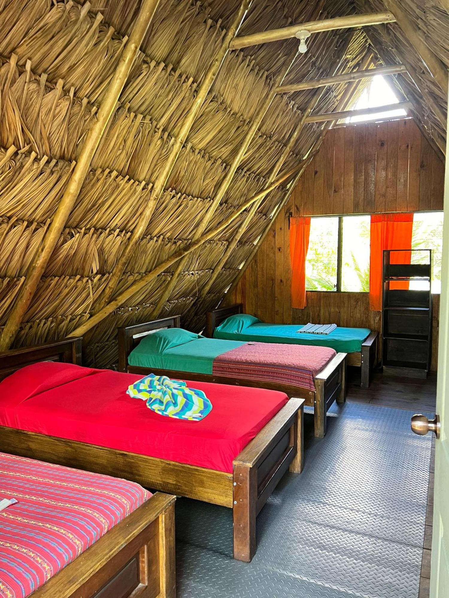 Oasis The Traveler Hostel Lanquin Bagian luar foto