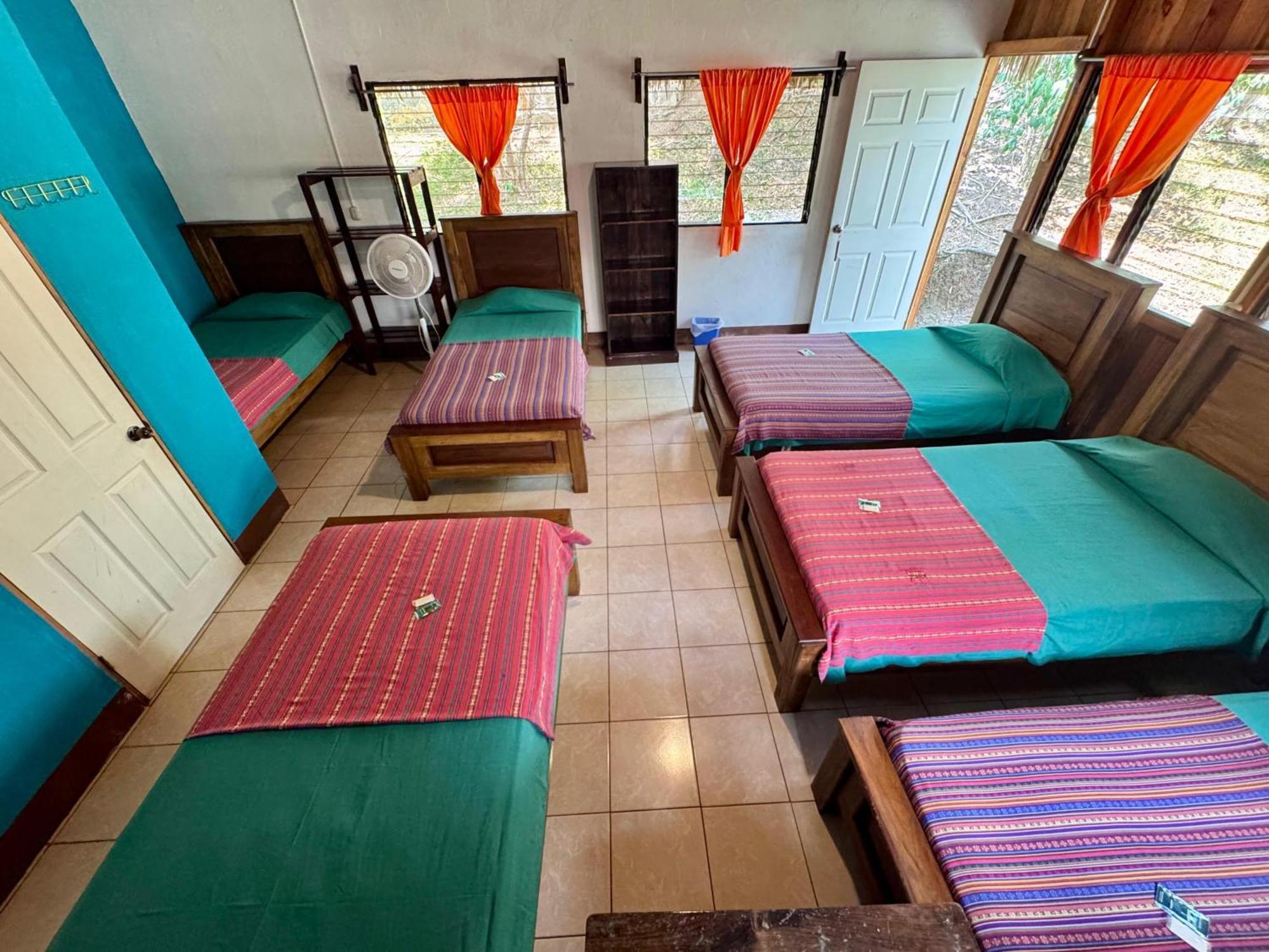 Oasis The Traveler Hostel Lanquin Bagian luar foto