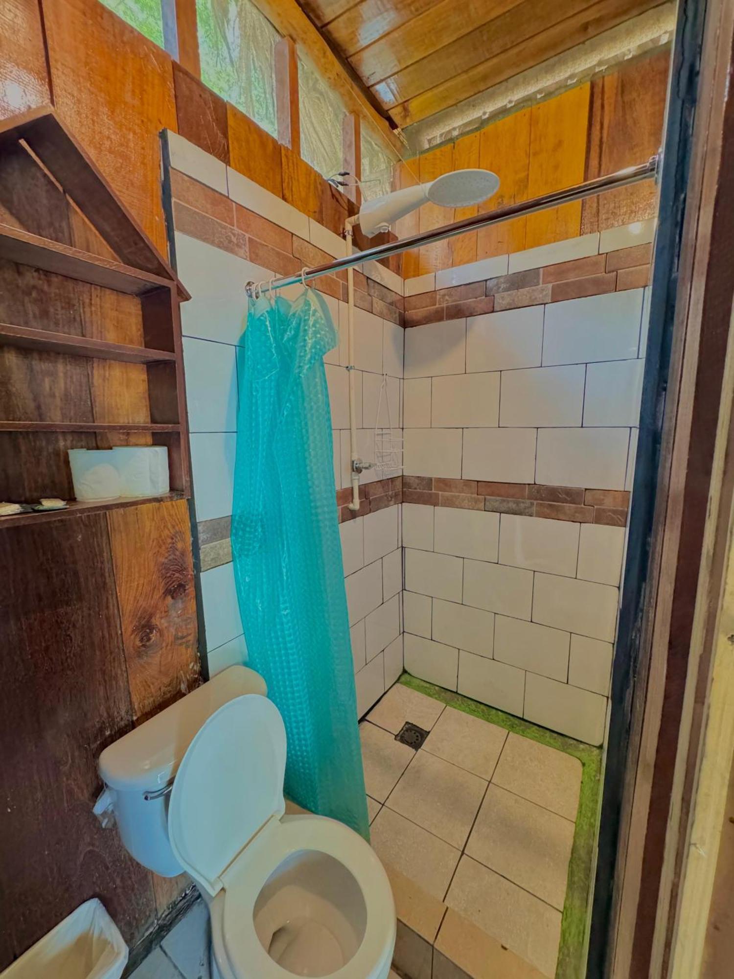 Oasis The Traveler Hostel Lanquin Bagian luar foto