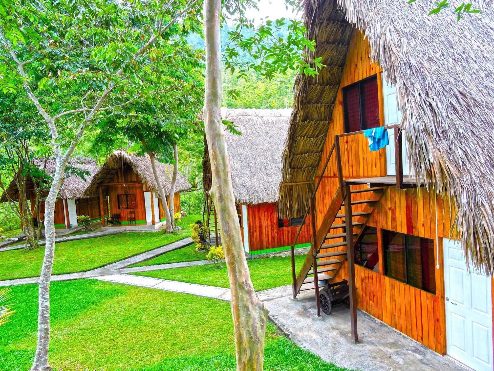 Oasis The Traveler Hostel Lanquin Bagian luar foto