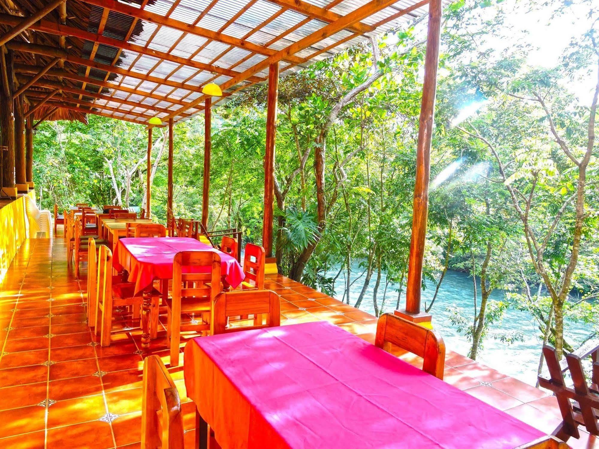 Oasis The Traveler Hostel Lanquin Bagian luar foto