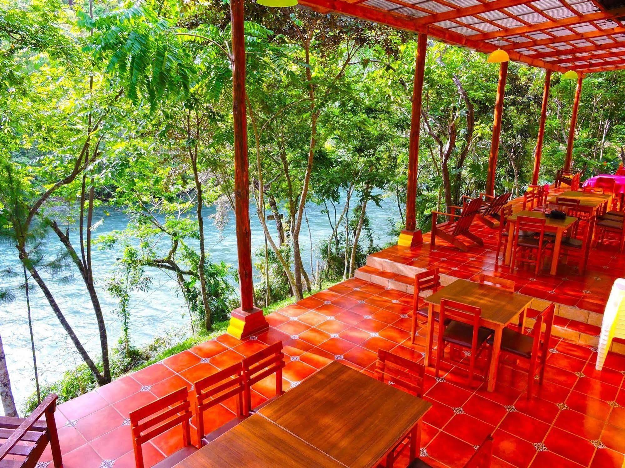 Oasis The Traveler Hostel Lanquin Bagian luar foto